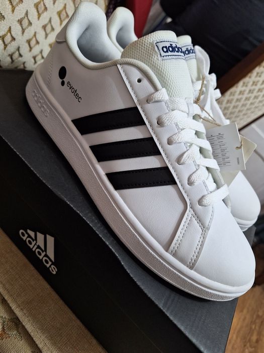 Adidasi albi marca Adidas
