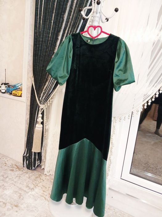 Этот шикарный темно-зеленый наряд, представляет вечерний образ