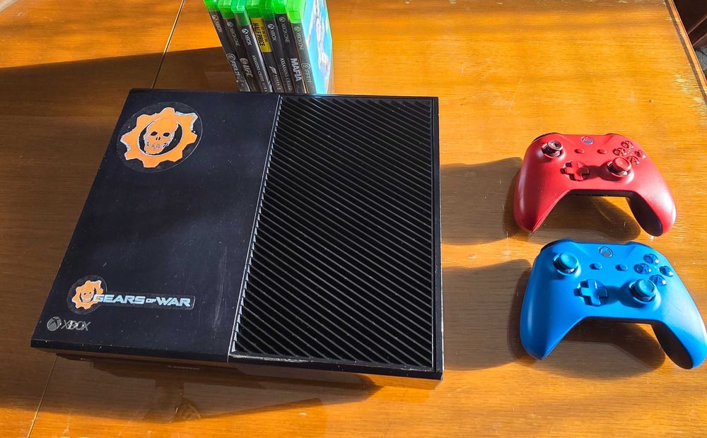 Xbox one с два джойстика + 8 игри