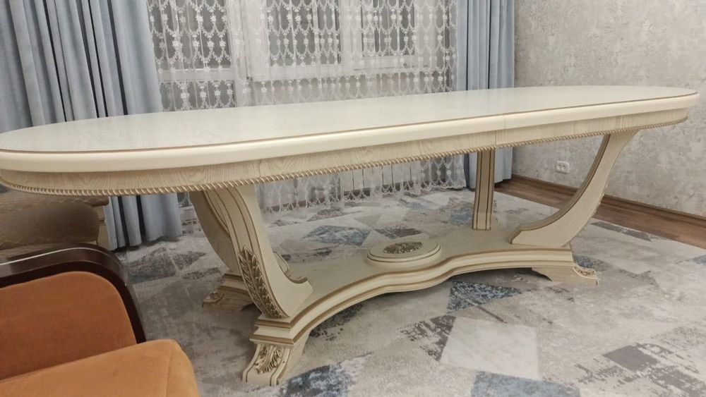 Гостиный стол с 12 стульями