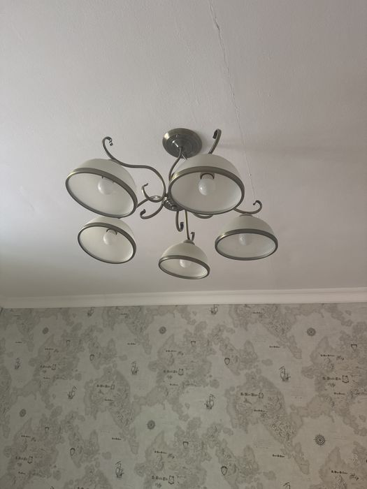 Люстра продаётся в нормальном состояние много лампочек