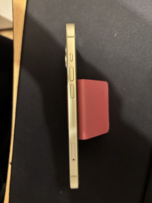 Vand Iphone 15 128 GB Yellow impecabil