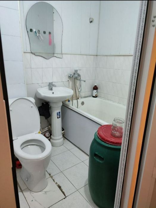 Сотилади 1 хона 3 этаж Микрорайонда жойлашган.Агентство