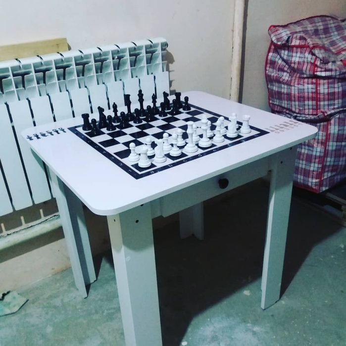 Шахматный стол с фигурами