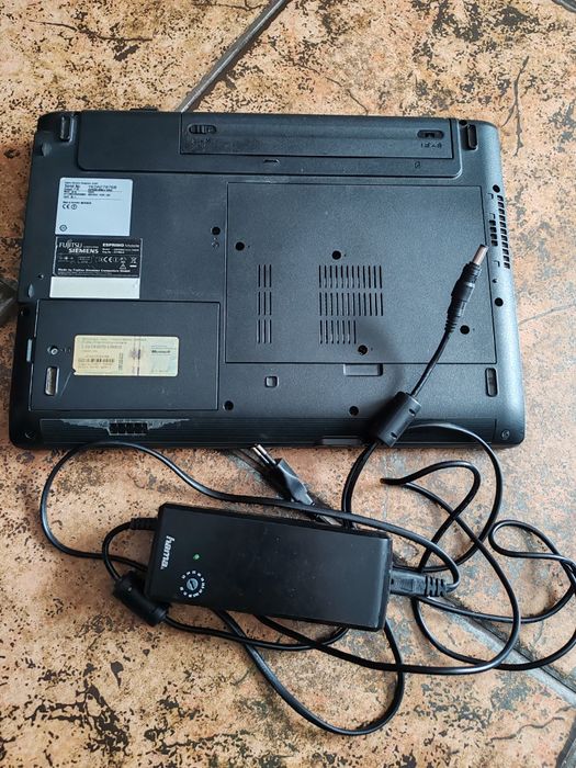Vând leptop Fujitsu Siemens pentru piese,sau , să-l repari.