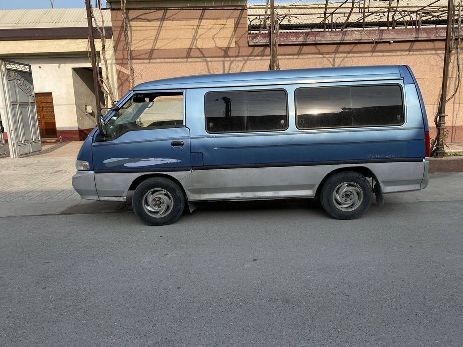 11 orindiqli mikro aftobus