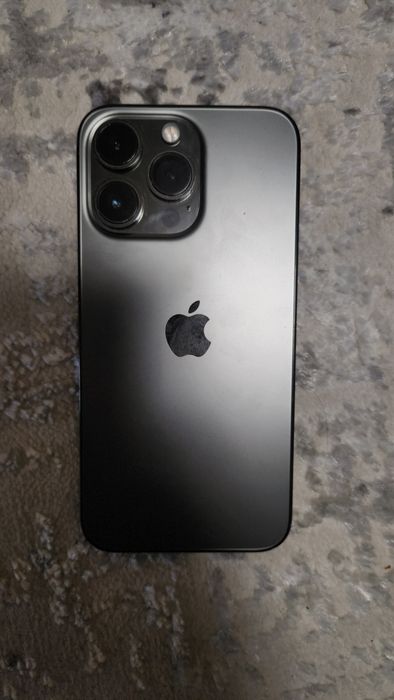 iPhone 13 Pro 256 ГБ, цвет Graphite (темно-серый).