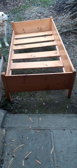 Vând pat din lemn de o persoana