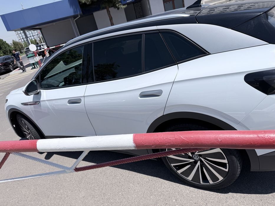Volkswagen ID 4 crozx pure+ sotiladi