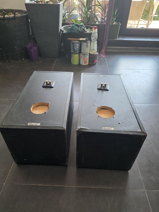 Boxe KEF C55, cu oarece probleme la carcasă, însă tehnic in bune condiții.