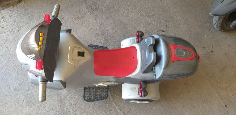 Elekyro motosikl. Skutr.