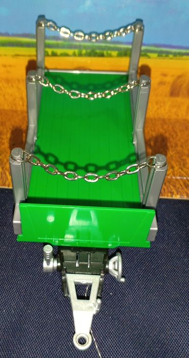 Металлический игрушечный трактор