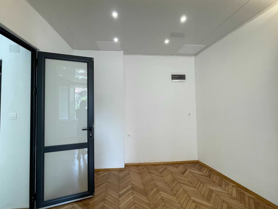 Дава се под наем Офис в Габрово, Център - 23 кв.м за 357 € - Снимка #2