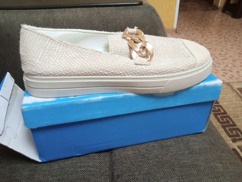 Продам женскую обувь