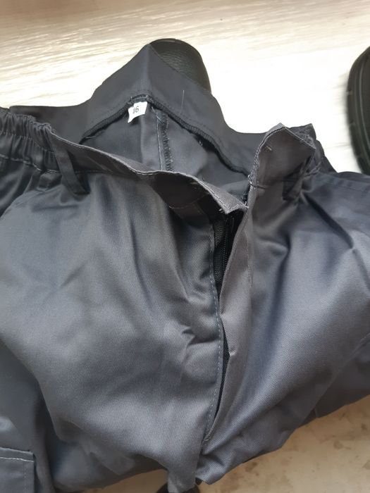 Vând pantalonii de salopetă standard. Firma Renania, mărimile 48