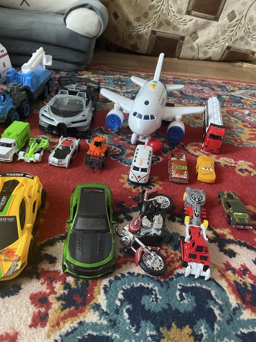 Продаю машинки разные