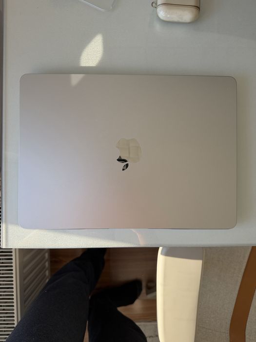 Apple MacBook Air 13-inch (M3) model 2024, echipat cu procesor Apple M3, 256 GB stocare si 8 GB RAM