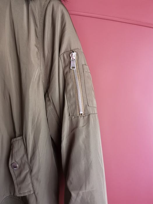 Продавам ново зимно  дамско яке.