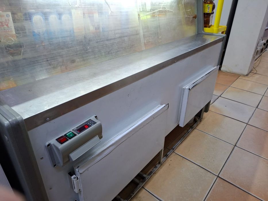 Продам витринный холодильник