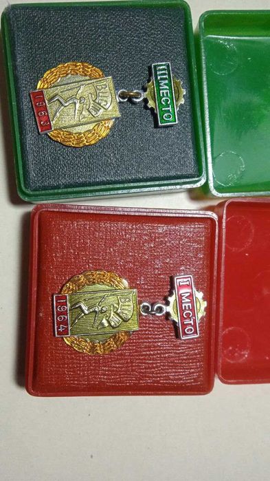 два редких спортивных знака