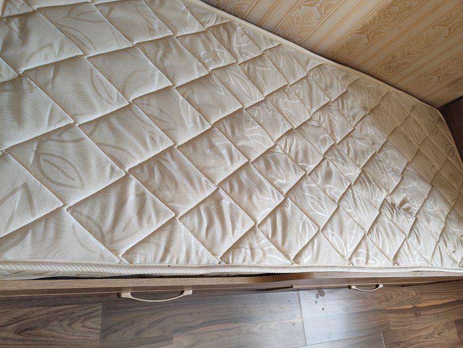 Кровать детскии 2 этажа