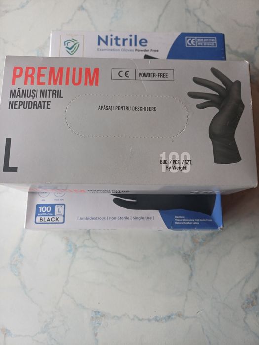 Vând mănuși măsura L preț pe 3 cuti 60 de lei