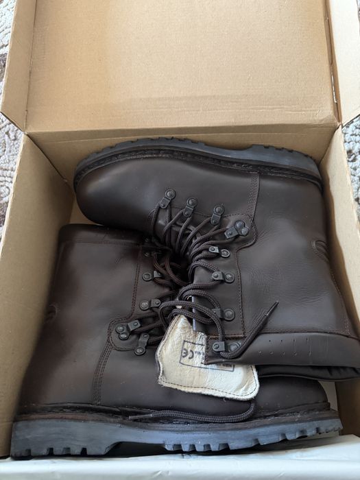 Vând bocanci militari