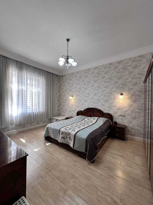 Продаётся добротный дом, 6 соток. 6 комнат. летняя кухня.  Дом угловой