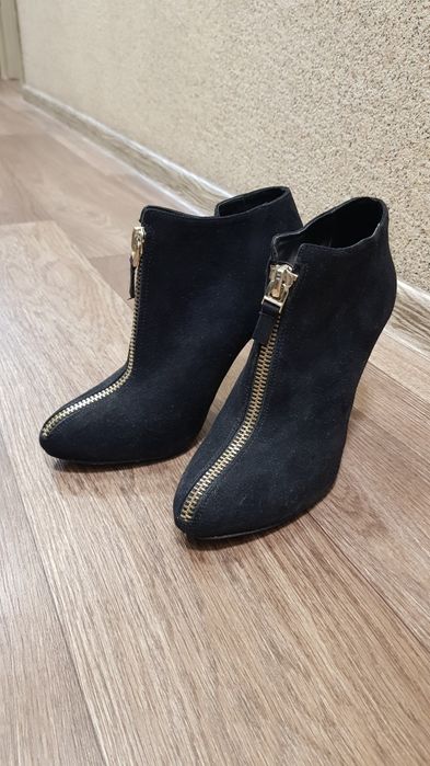 Замшевые ботильоны Zara