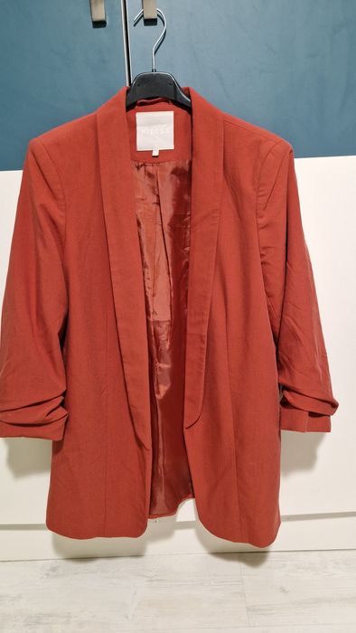 Сако в коралов цвят размер М