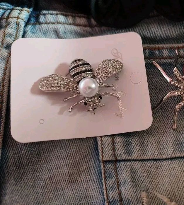 Брошка пчеличка с камъни и перла
