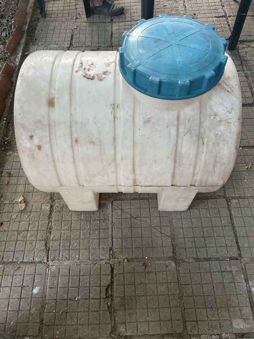 Два пластмасови съда