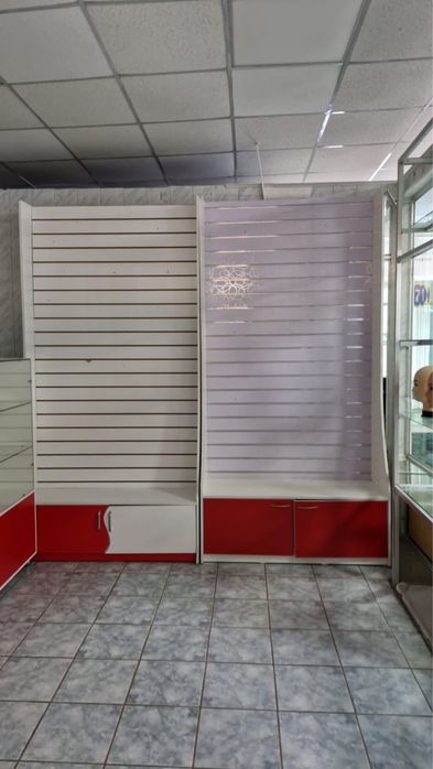 Продам витрины,стелажи и тумбу