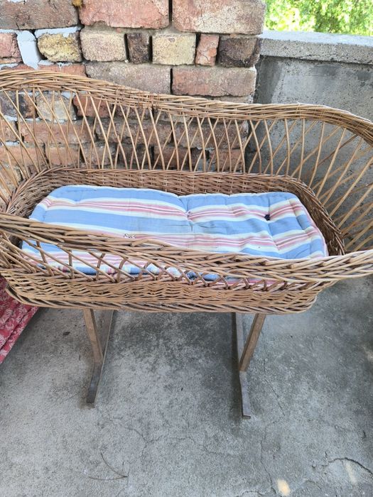 Стара дървена люлка за бебе с люлеещ се механизъм