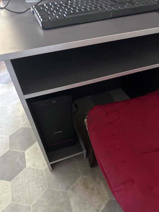 Kompyuterlar bor igravoy 7 ta srochno sotiladi! Mebellari bilan!!!