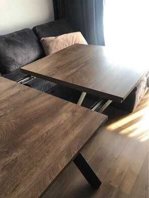 Трапезна маса с метални крака