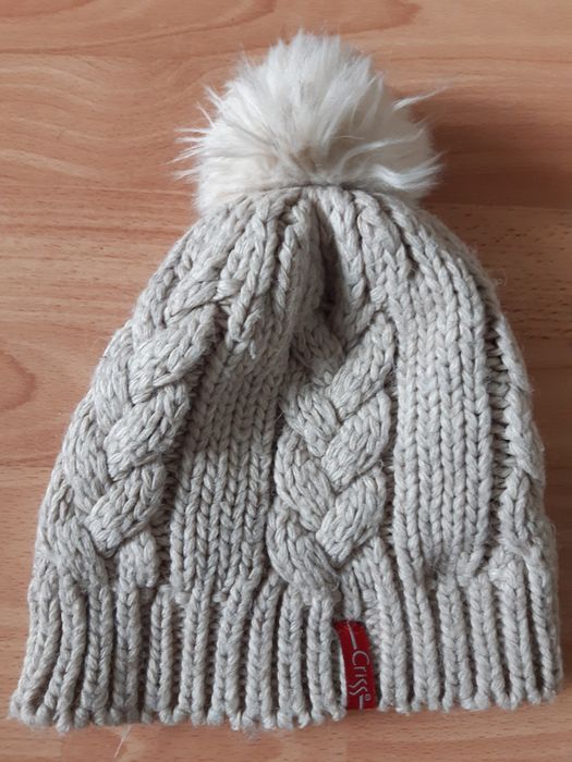 Дамски шапки с понпон