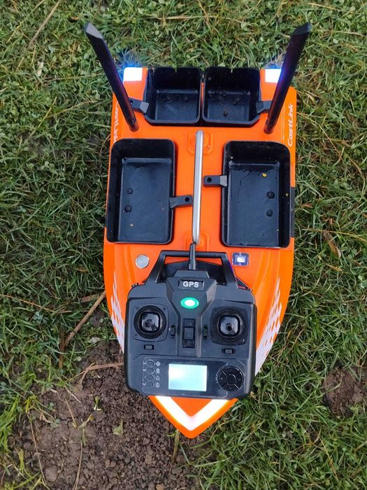 Лодка за Захранка Flytec V802 PRO 12000mAh – 4 Контейнера, 3 кг Товар, GPS Памет 160 Точки