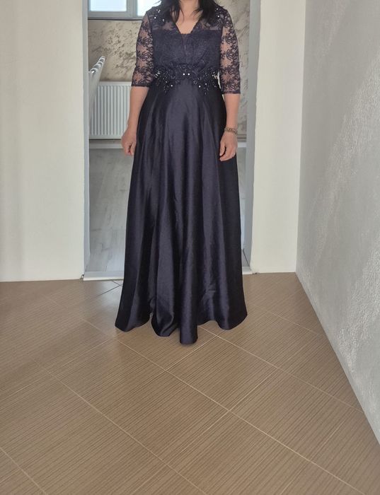 Rochie lungă de seară, bleumarin, cu partea superioară din dantelă  și fustă amplă din satin.