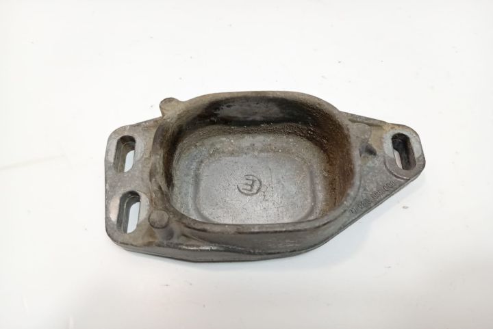 Suport  tampon 8D0199335Q Volkswagen VW Passat B5