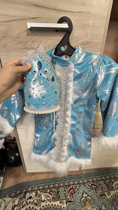 Продам костюм снегурочки   6-7лет ,размер 36