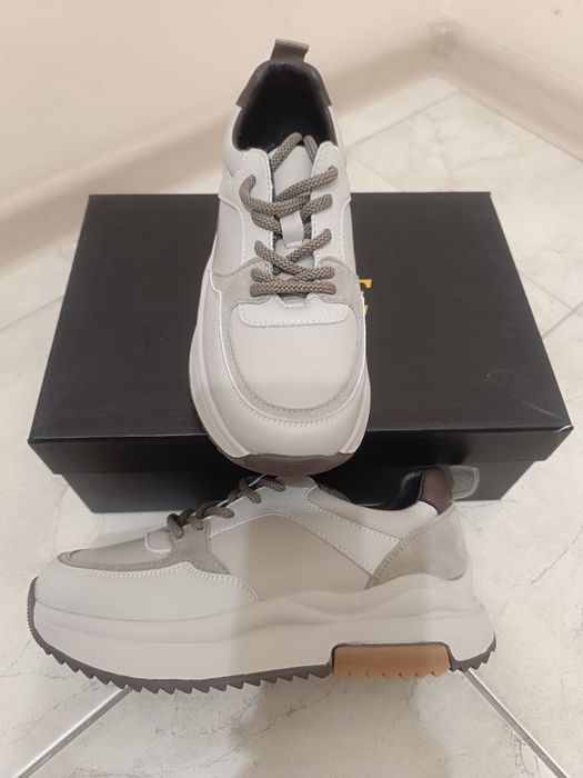 Новые кроссовки на девочку р36