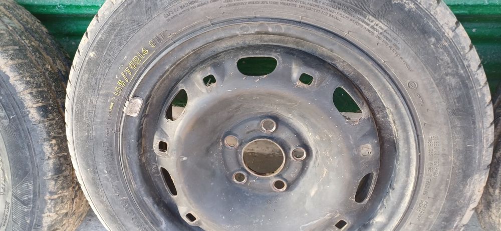 Vând anvelope  de vara cu tot cu jante . vw polo 9N..