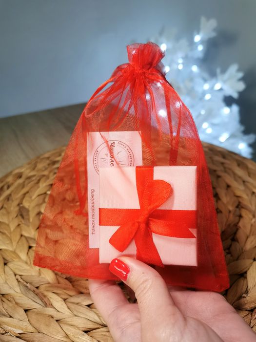 Гривна червен конец и златно топче 14К