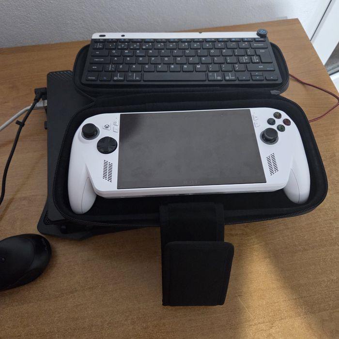 Vând consolă portabilă ROG Xbox Ally