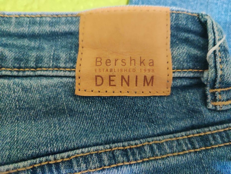 Продавам дамски дънки H&M и Bershka - нови.