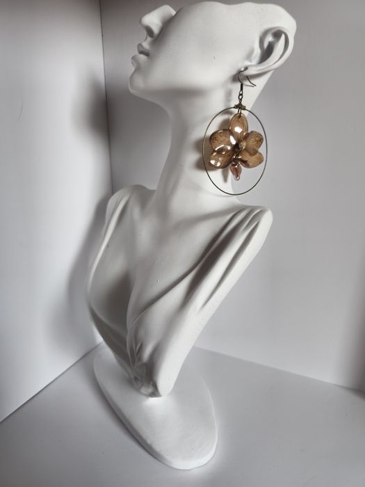 Обеци с естествен цвят на орхидея в кафяви нюанси.
Цветето е с размери