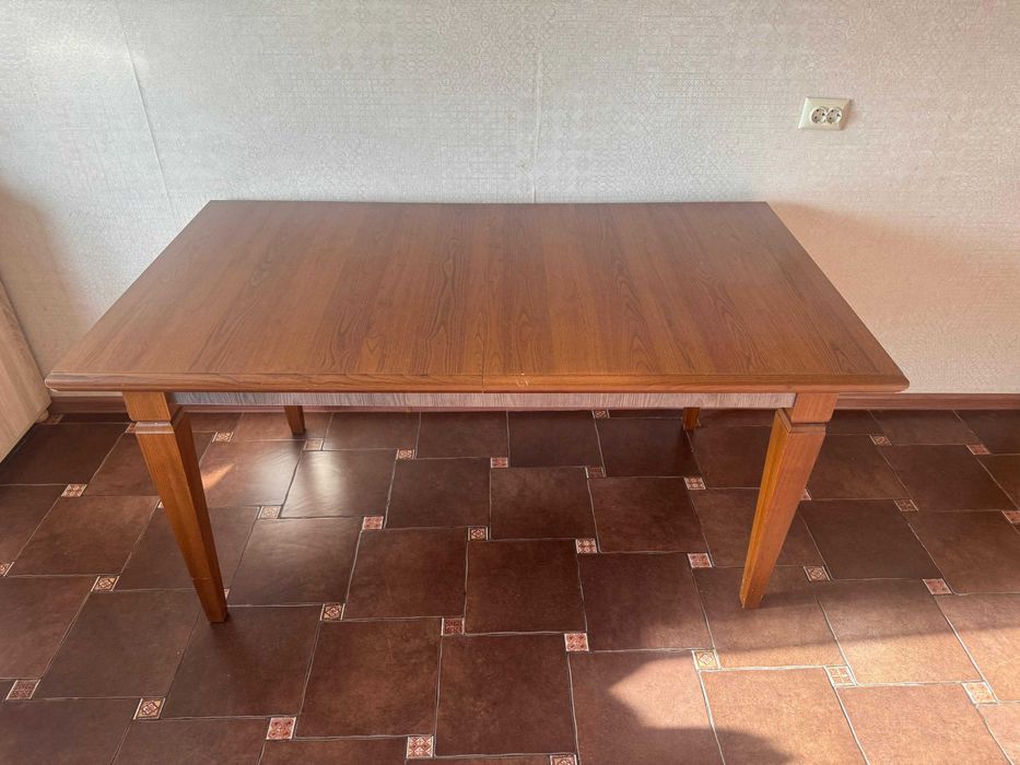 Продаётся стол раздвижной. Обеденный. Из натурального дерева.