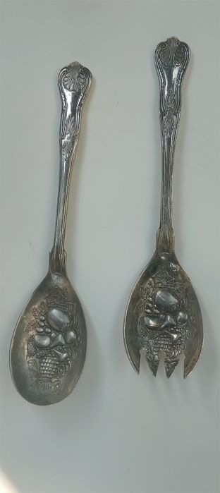 Сребристи прибори за салата