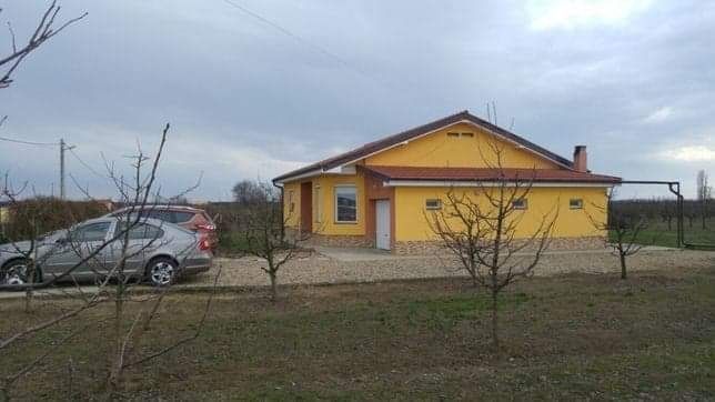 Vand casă 107 mp utili,cu 2 ha  teren,la 15 km de Oradea